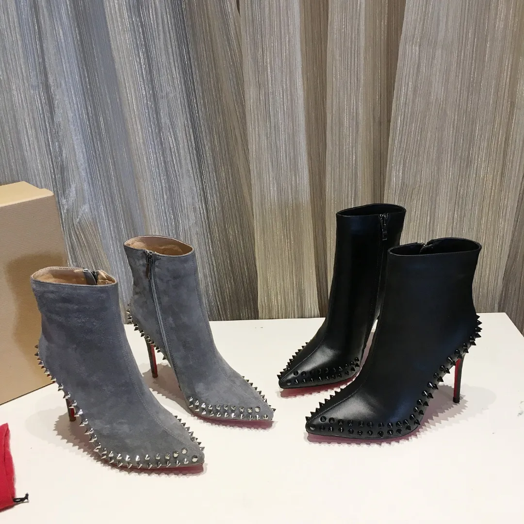 👟👟Ex-factory price 560👟👟 Genuine leather sole 30 Winter fashion boots [Lightning] [Lightning] Reprint must sell [Rose] Ordinary outsole full-grain cowhide, genuine leather outsole +30 [Sun] Brand: French famous brand red-soled shoes Christian Louboutin/Christian Louboutin original 1:1 production Sexy fashion boots Simple and elegant stiletto heel small pointed toe full of femininity [Love] Let others see what is a queen style Upper: Imported cowhide: Inner padding: first-layer pigskin Heel height: 10cm Genuine leather heel, super elegant Shoe size: 34-41 (size 41 needs to be customized) Comes with a complete set.